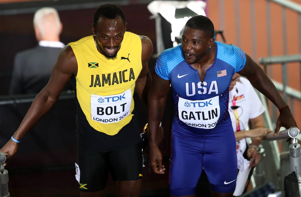 Usain Bolt se směje s Justinem Gatlinem, kterého fanoušci v Londýně ovšem vypískali