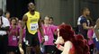 Usaina Bolta si po vítězném rozběhu dobíral maskot šampionátu