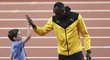 Sprinterský král Usain Bolt se při své londýnské rozlučce zdravil s dětmi