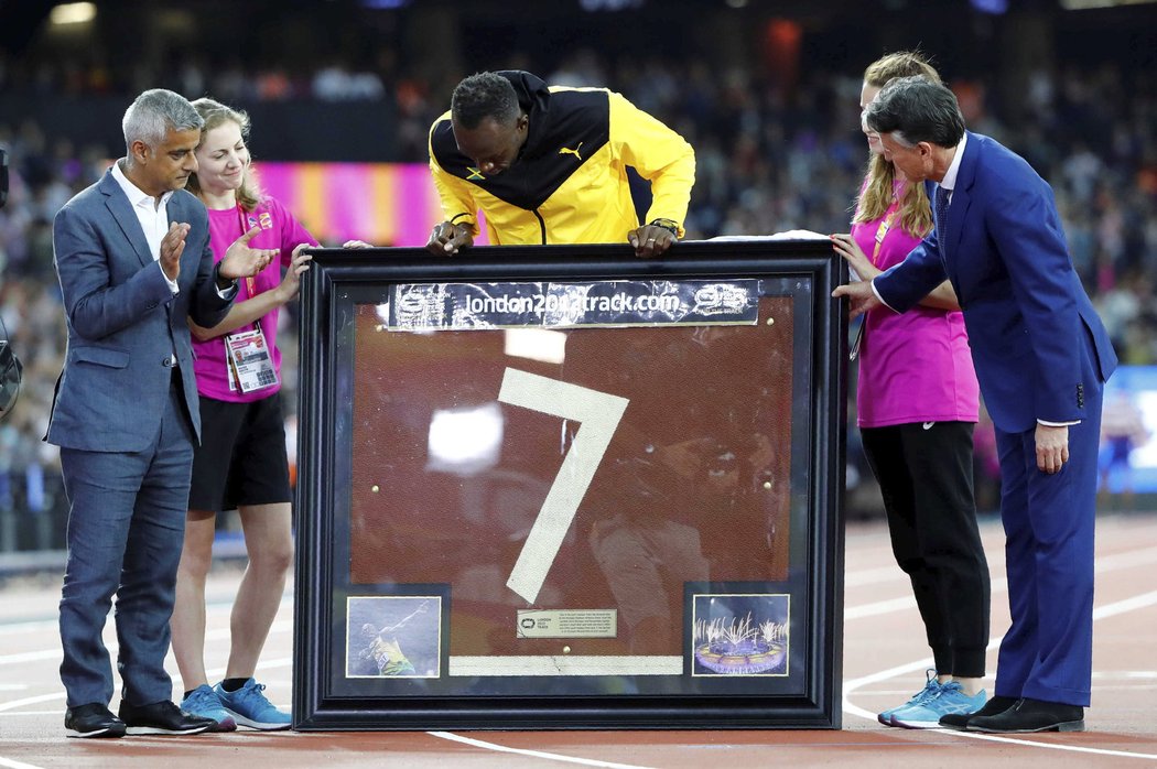 Usain Bolt dostal na rozloučenou s kariérou kus dráhy, na které v Londýně naposledy běžel