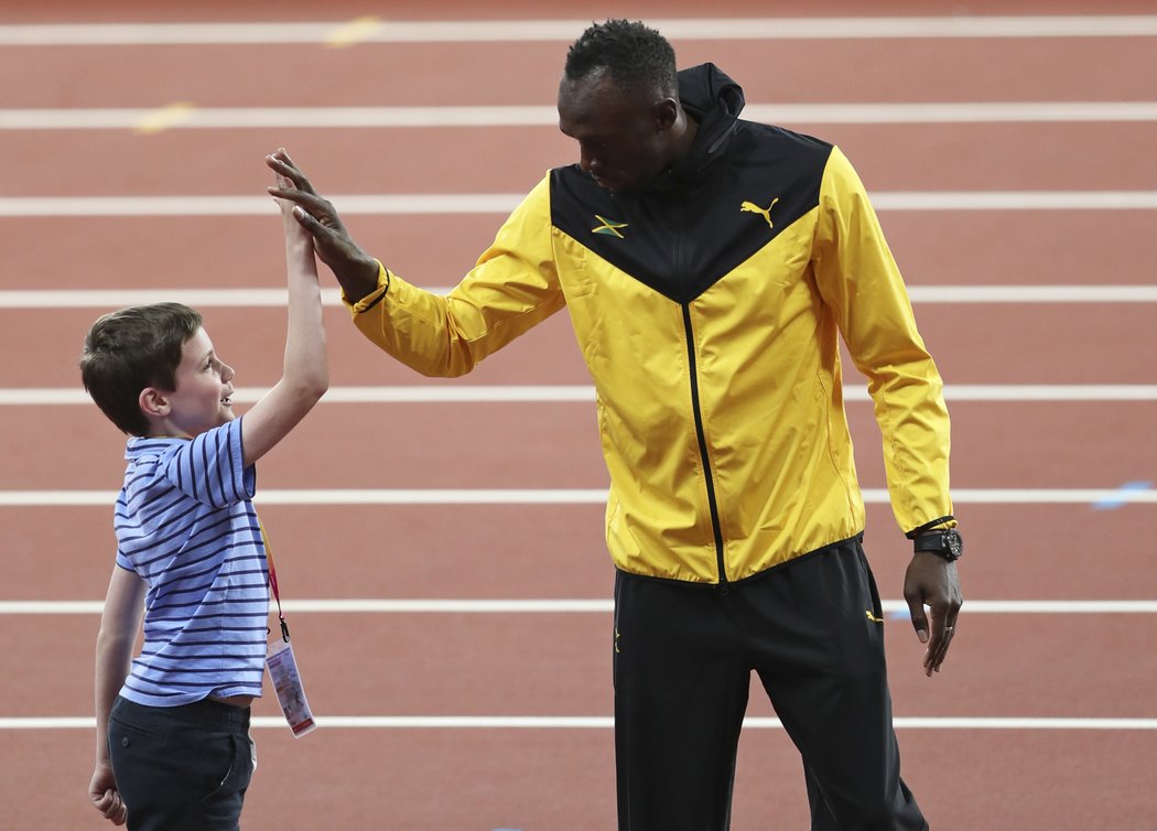 Sprinterský král Usain Bolt se při své londýnské rozlučce zdravil s dětmi