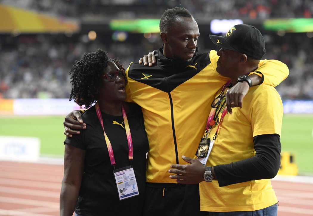 Usain Bolt si při své rozlučce vzal na dráhu i rodiče