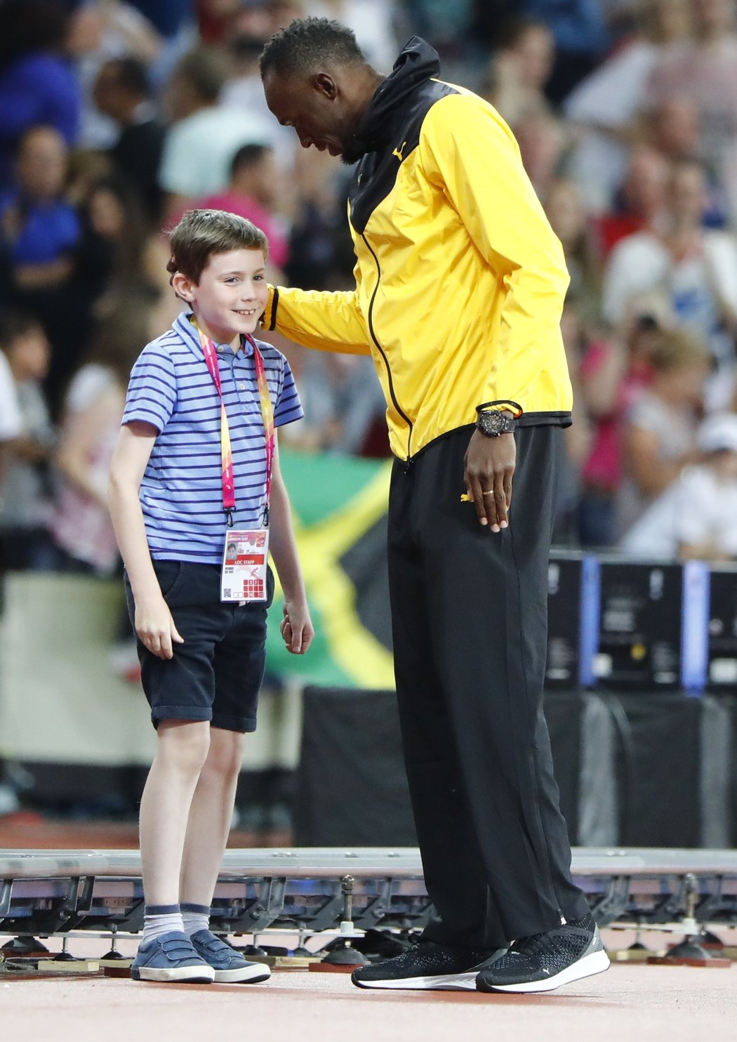 Usain Bolt věnoval část své rozlučky i dětem na ploše londýnského stadionu