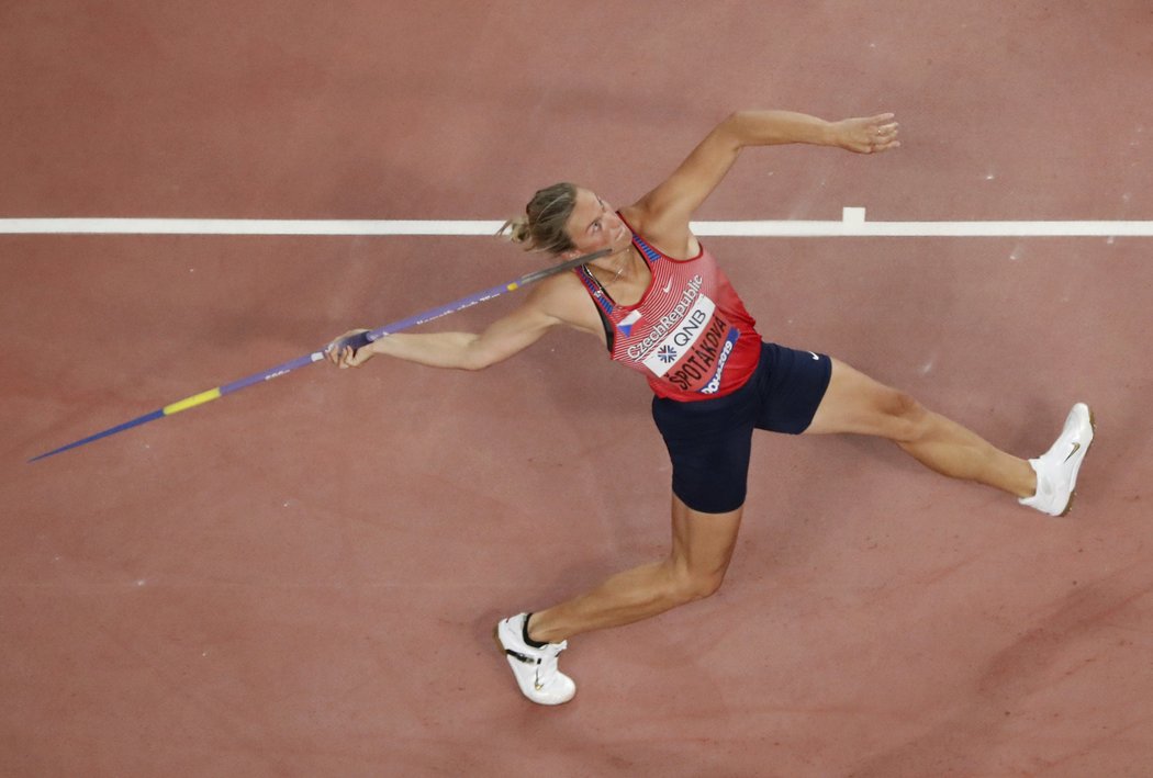 Barbora Špotáková v jednom ze svých kvalifikačních pokusů na MS v Kataru