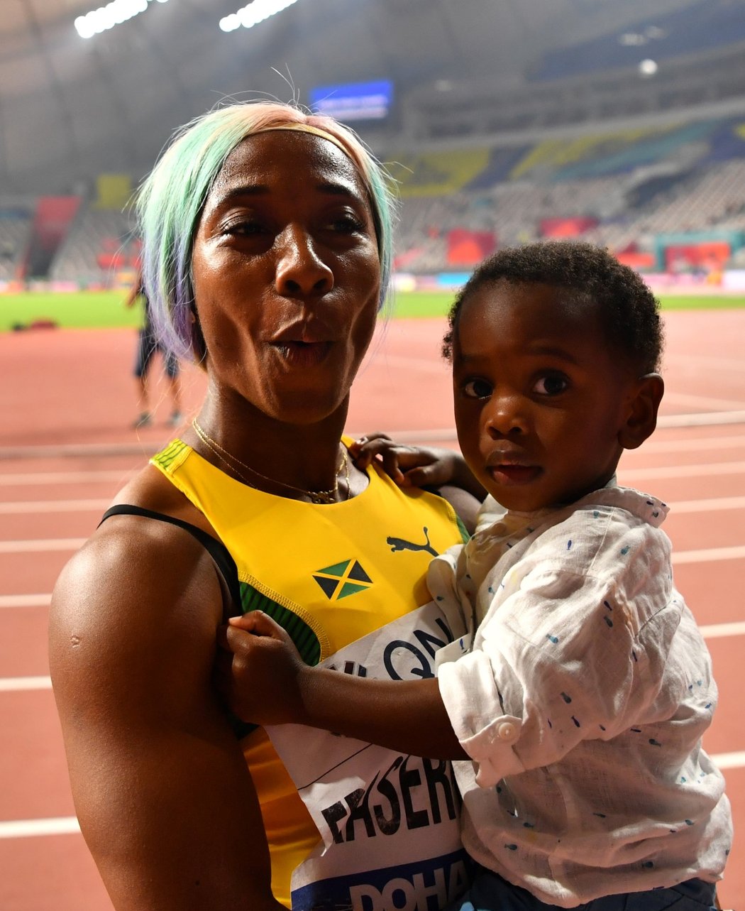 Shelly-Ann Fraserová-Pryceová oslavila zlatou medaili ze stovky s dvouletým synkem v náručí.