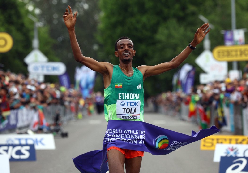 Etiopan Tamirat Tola je mistrem světa v maratonu v rekordu šampionátu 2:05:37