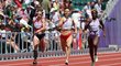 Česká atletka Lada Vondrová (vlevo) během rozběhu na 400 metrů ženy