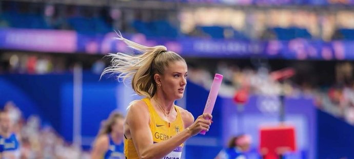 Německá čtvrtkařka Alica Schmidtová je krásná a talentovaná atletka