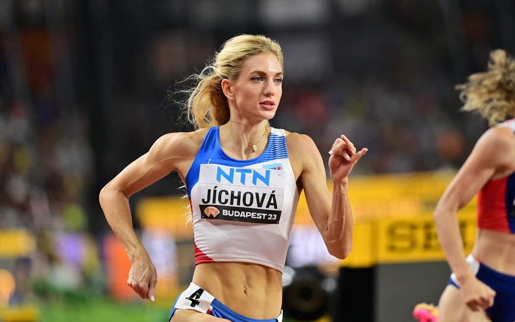 Nikoleta Jíchová v semifinále běhu na 400 metrů překážek na MS
