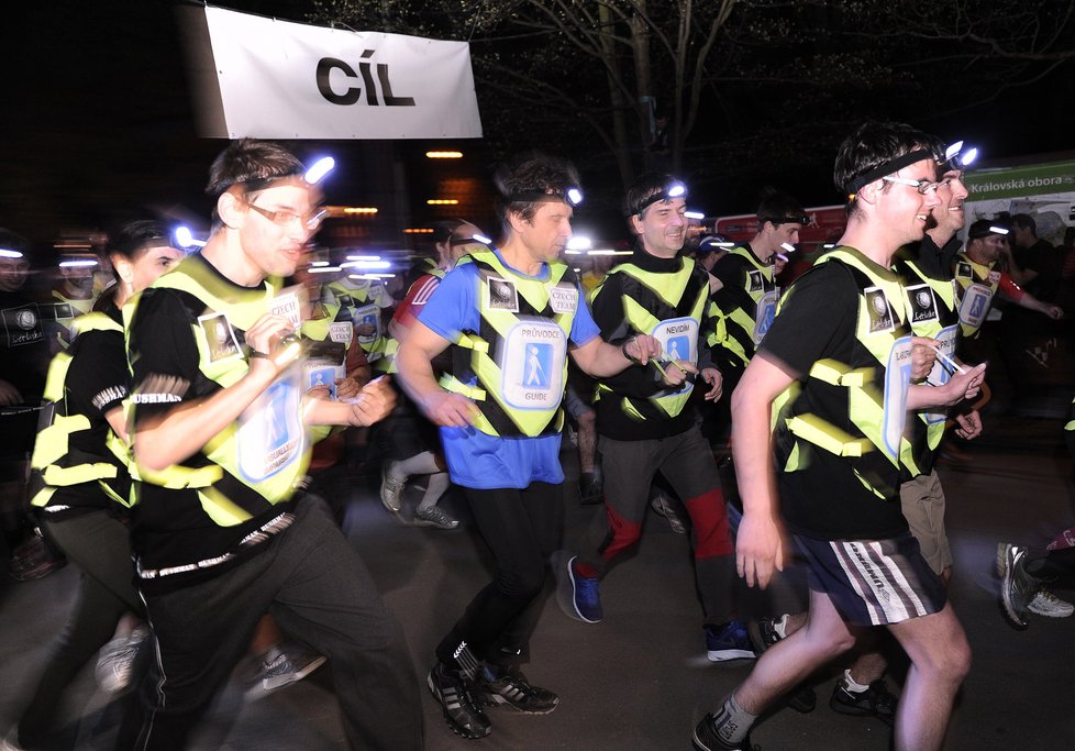 Noční běh pro Světlušku ve středu večer rozsvítil pražskou Stromovku, zavítaly tam stovky běžců, aby podpořili dobrou věc