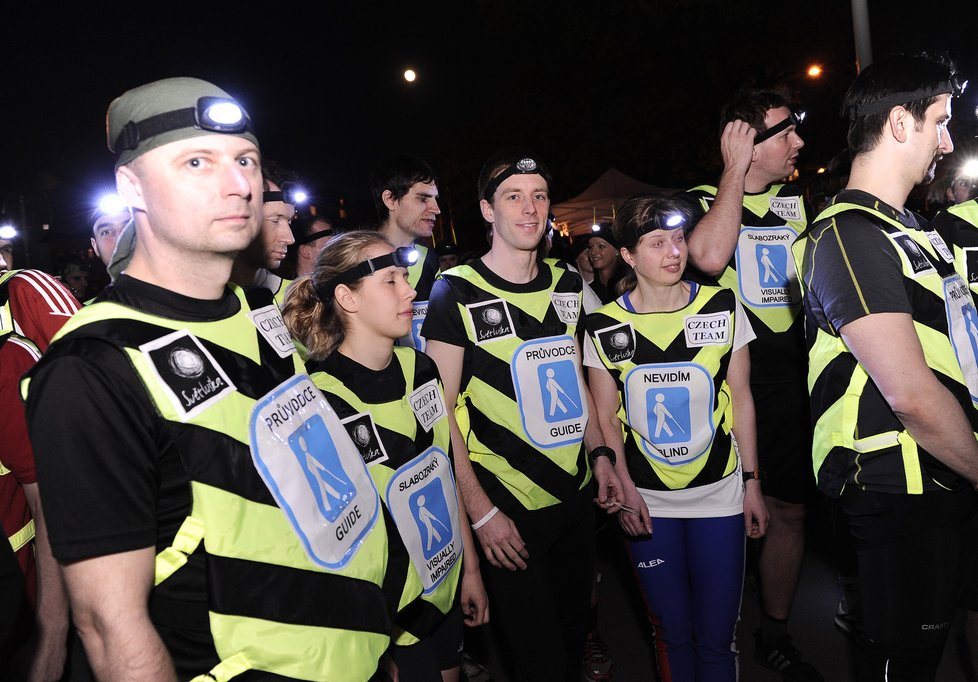 Noční běh pro Světlušku ve středu večer rozsvítil pražskou Stromovku, zavítaly tam stovky běžců, aby podpořili dobrou věc