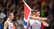 Dvojnásobný šampion mistrovství Evropy Jakob Ingebrigtsen přijímá gratulace od bratrů Henrika a Filipa