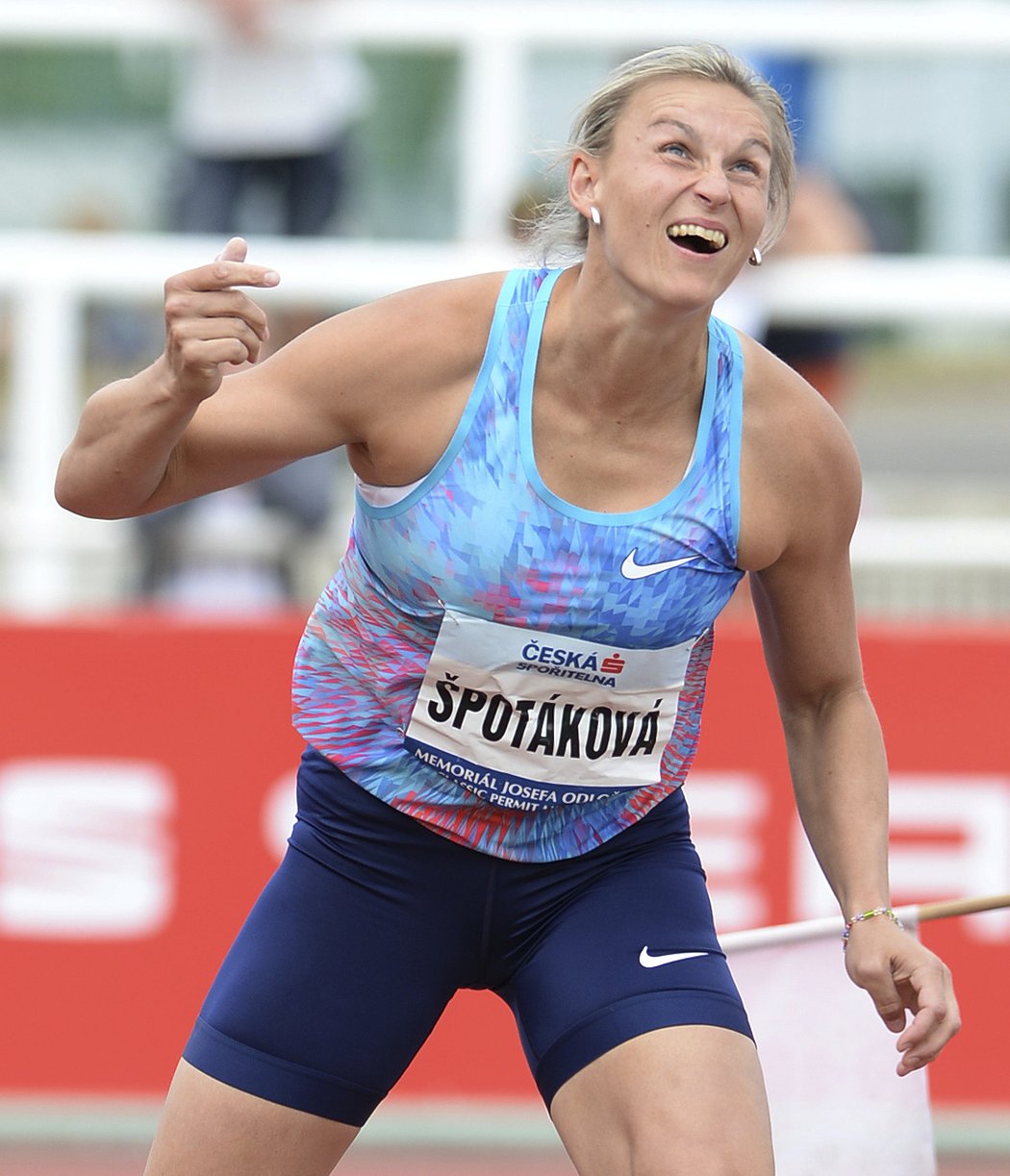 Barbora Špotáková měla na Julisce důvod k radosti, když oslavila vítězství