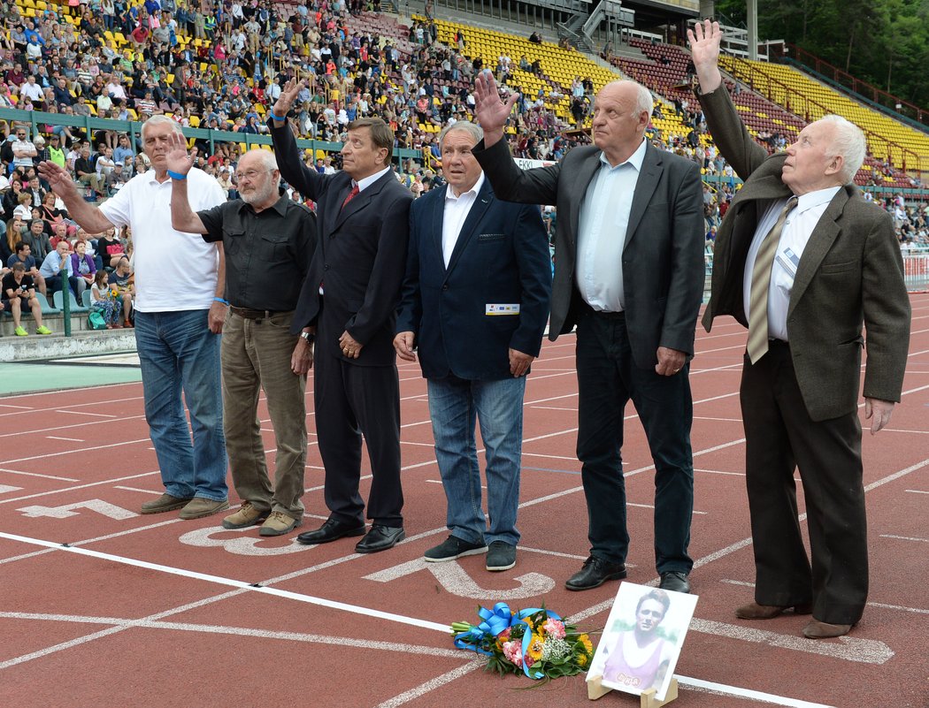 Před startem závodu na 1500 metrů proběhla pietní chvilka