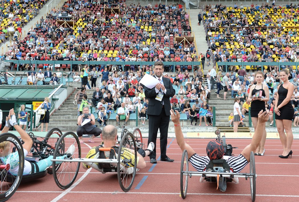 Slušně zaplněné tribuny tleskaly i vozíčkářům