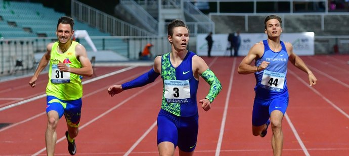 Poslední disciplínu večera - běh na 200 metrů, vyhrál Pavel Maslák