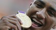 Ashton Eaton se svou zlatou medailí z olympiády v Londýně