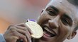 Ashton Eaton se svou zlatou medailí z olympiády v Londýně