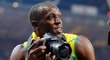 Jamajský sprinter Usain Bolt po vítězné dvoustovce fotografoval svého kolegu Yohana Blakea