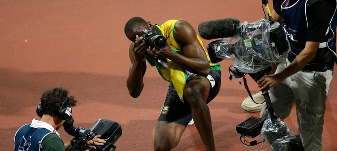 Usain Bolt si vyzkoušel pozici fotografa, po vítězné dvoustovce si vypůjčil aparát a fotil svého rivala Blakea