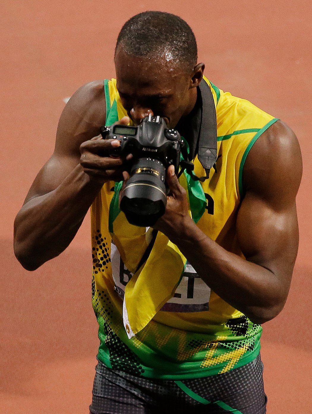 Usain Bolt po vítězství na dvoustovce se zapůjčeným fotoaparátem