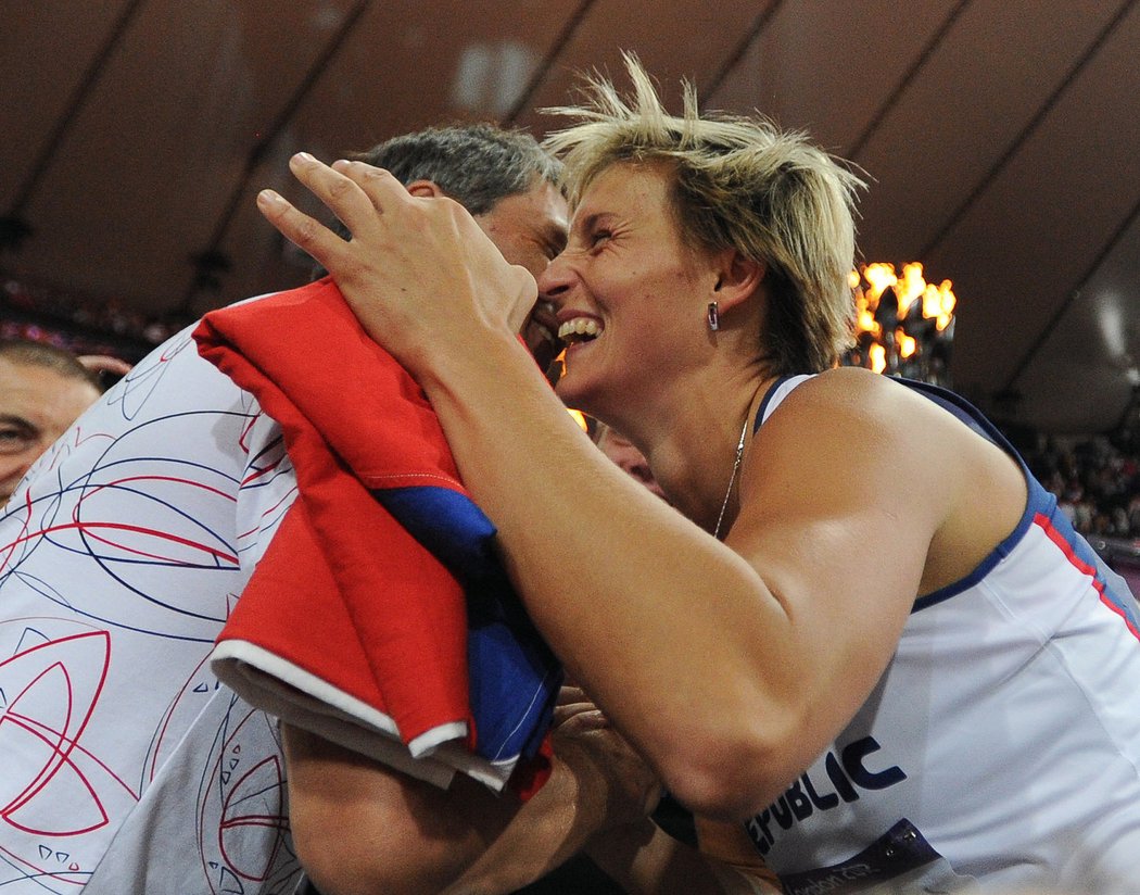 Barboře Špotákové, zlaté české medailistce z olympiády v Londýně, bezprostředně po triumfu gratuloval i trenér a legendární oštěpař Jan Železný .