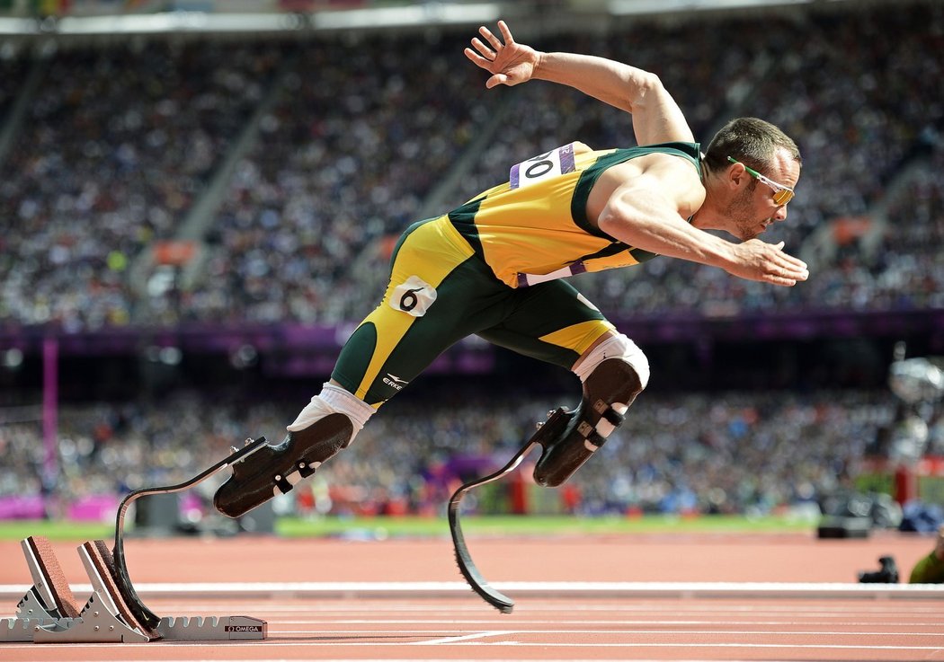 Oscar Pistorius na archivním snímku z rozběhu na 400 metrů na olympiádě v Londýně