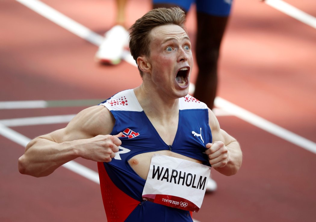 Nor Karsten Warholm vytvořil v olympijském finále běhu na 400 metrů překážek světový rekord časem 45,94 sekundy.
