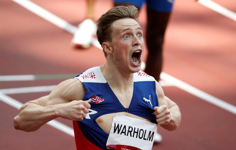 Nor Karsten Warholm vytvořil v olympijském finále běhu na 400 metrů překážek světový rekord časem 45,94 sekundy.
