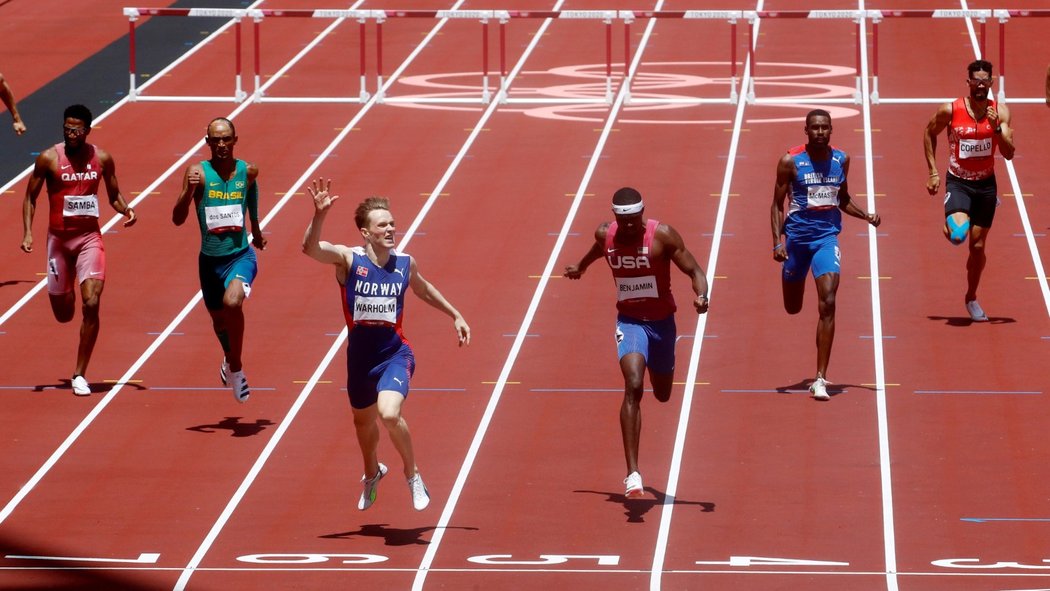 Nor Karsten Warholm vytvořil v olympijském finále běhu na 400 metrů překážek světový rekord časem 45,94 sekundy.