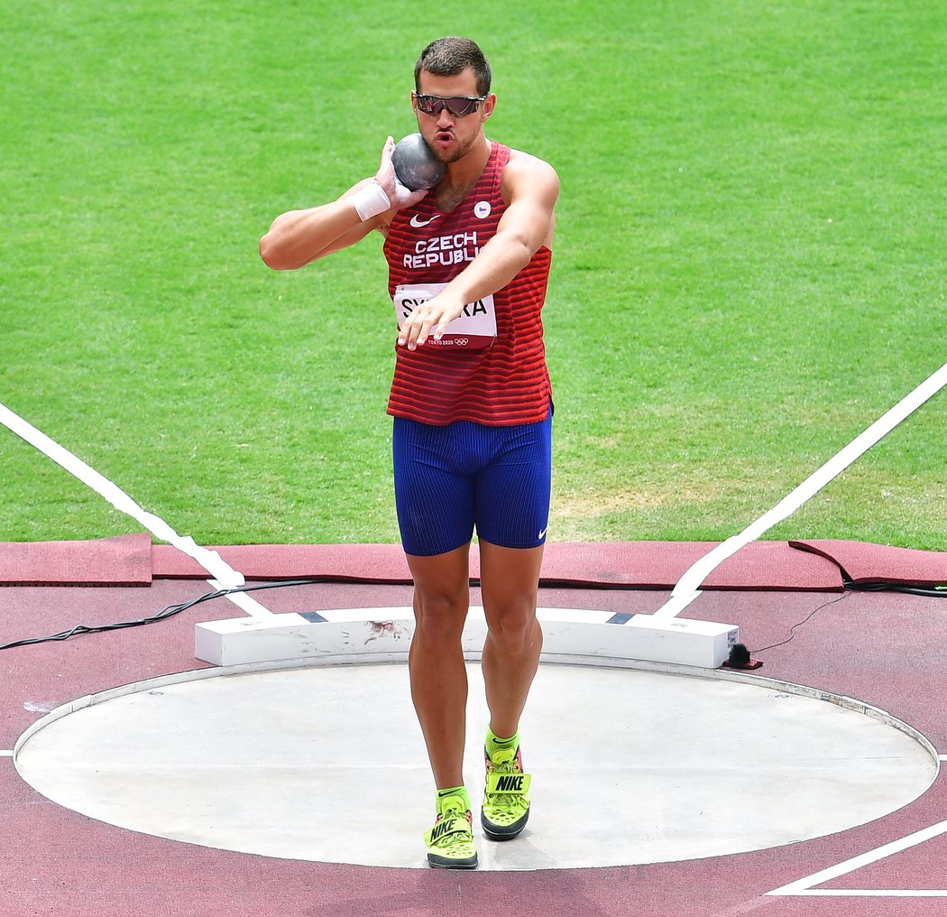 Desetibojař Jiří Sýkora už dopoledne při vrhu koulí v rámci desetiboje.