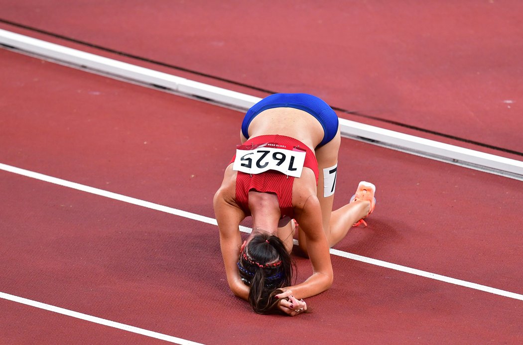 Vyčerpaná Diana Mezuliáníková v cíli v semifinále olympijského běhu