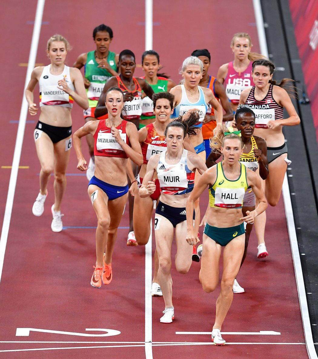 Diana Mezuliáníková v rámci semifinálového olympijského běhu na 1 500 metrů.