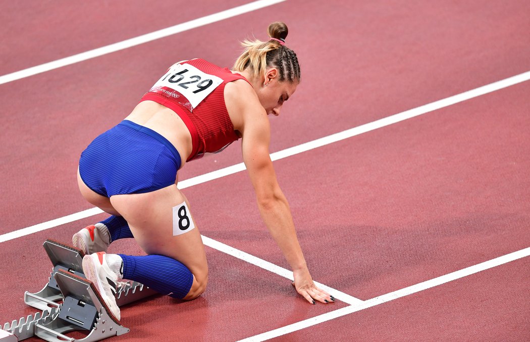 Lada Vondrová na startu semifinále v běhu na 400 metrů