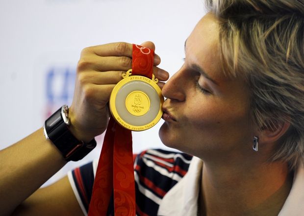 Barbora Špotáková se zlatou medailí z OH v Pekingu Barbora Špotáková se zlatou medailí z OH v Pekingu