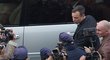 Oscar Pistorius v obležení novinářů před soudním stáním