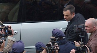 Pistoriuse pustili z vězení. Ale jen na pár hodin na pohřeb babičky