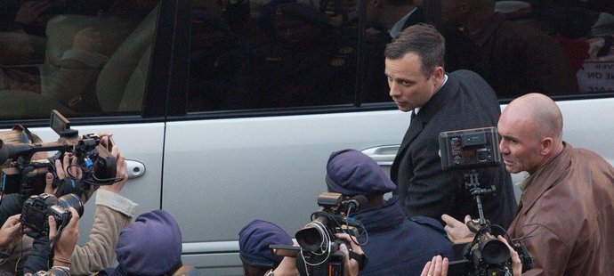 Oscar Pistorius v obležení novinářů před soudním stáním