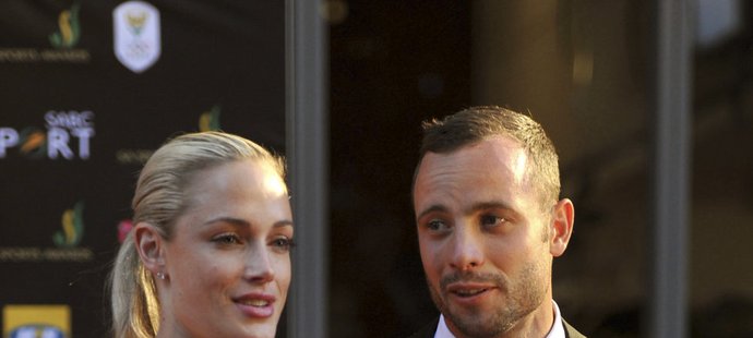 Handicapovaný atlet Oscar Pistorius se svou přítelkyní Reevou Steenkampovou