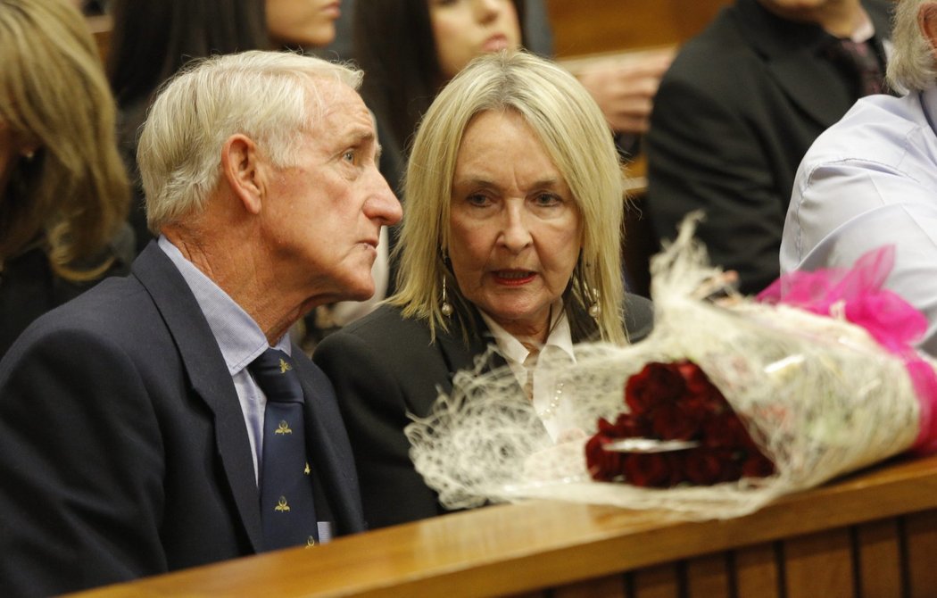 Matka zastřelené Reevy Steenkampové June čeká na rozsudek soudu s Oscarem Pistoriem. Někdo před ni položil květiny...