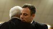 Oscar Pistorius se objímá se svým otcem před začátkem čtení rozsudku