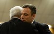 Oscar Pistorius se objímá se svým otcem před začátkem čtení rozsudku