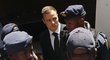 Oscar Pistorius v obležení policistů míří k autu, které ho dopraví do vězení