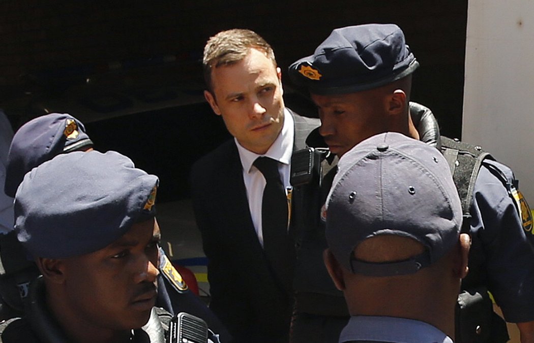 Oscar Pistorius v obležení policistů míří k autu, které ho dopraví do vězení