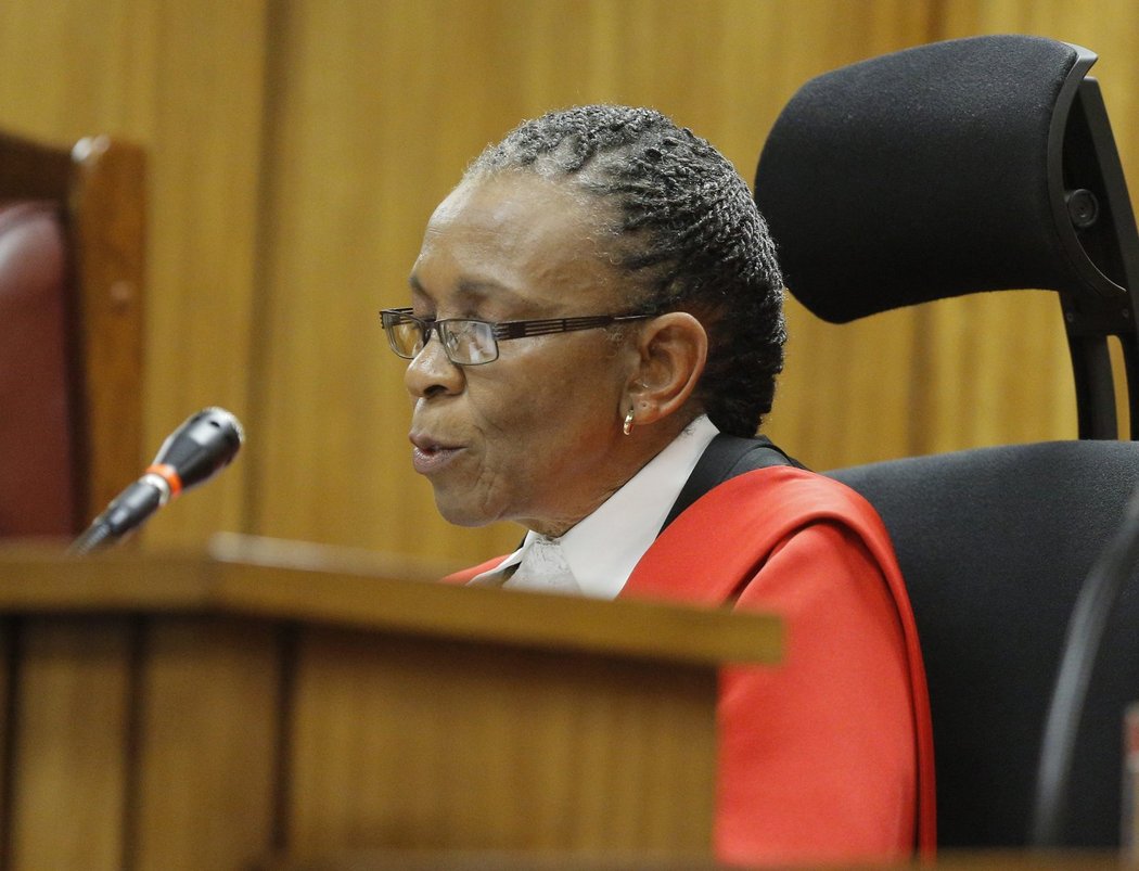Soudkyně Thokozile Masipaová během svého předčítání rozsudku v případě Oscara Pistoria