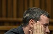 Zdrcený Oscar Pistorius během soudního procesu, poté, co se rozebíraly detaily pitvy mrtvé Reevy