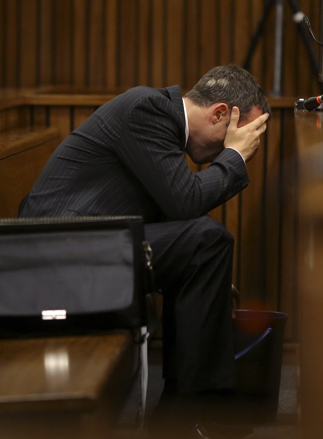 Oscar Pistorius zvracel během soudního procesu, poté, co se rozebíraly detaily pitvy mrtvé Reevy