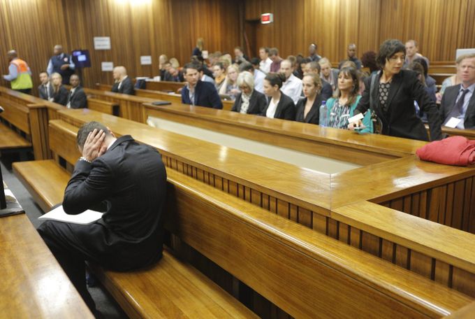 Reeva s prostřelenou hlavou řvát nemohla, slyšel Pistorius a rozbrečel se Reeva s prostřelenou hlavou řvát nemohla, slyšel Pistorius a rozbrečel se