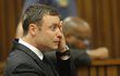 Oscar Pistorius si utírá slzy při čtení odůvodnění rozsudku v případě smrti jeho přítelkyně Reevy Steenkampové