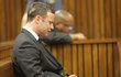 Oscar Pistorius při závěrečné řeči soudkyně v případu zastřelení jeho přítelkyně